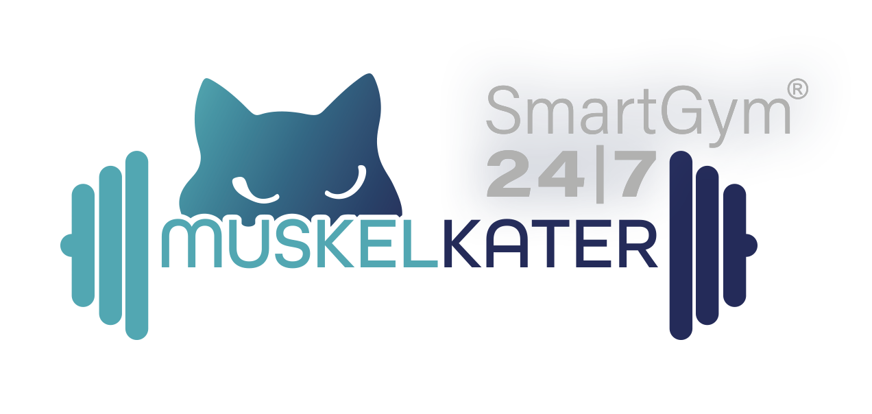 Das Bild zeigt ein Logo mit einem Katzenkopf hinter einer Hantel. Der Text "MUSKELKATER" ist in Blau- und Grüntönen daneben zu sehen. Oben rechts steht "SmartGym 24/7" auf grauem Hintergrund.