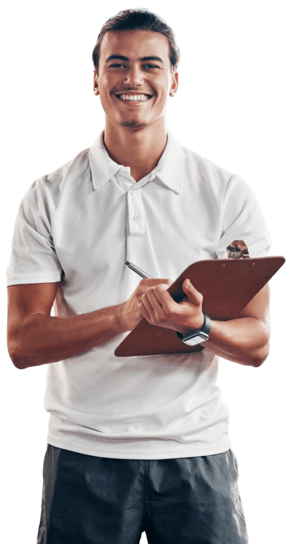 Ein lächelnder Mann mit dunklen Haaren trägt ein weißes Poloshirt und hält ein Klemmbrett mit einem Stift. Er steht vor einem neutralen Hintergrund.