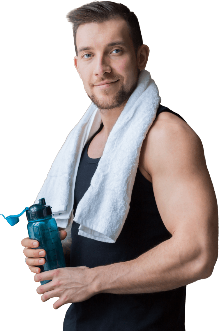 Ein lächelnder Mann in einem schwarzen Tanktop steht vor einem neutralen Hintergrund. Er hat ein Handtuch um den Nacken gelegt und hält eine Wasserflasche in der Hand.